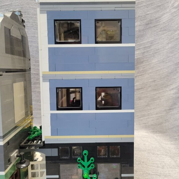 Lego Creator 10255 Assembly Square - Picture 11 of 14